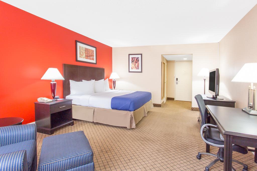 Baymont By Wyndham Fayetteville Fort Bragg Area Exterior photo