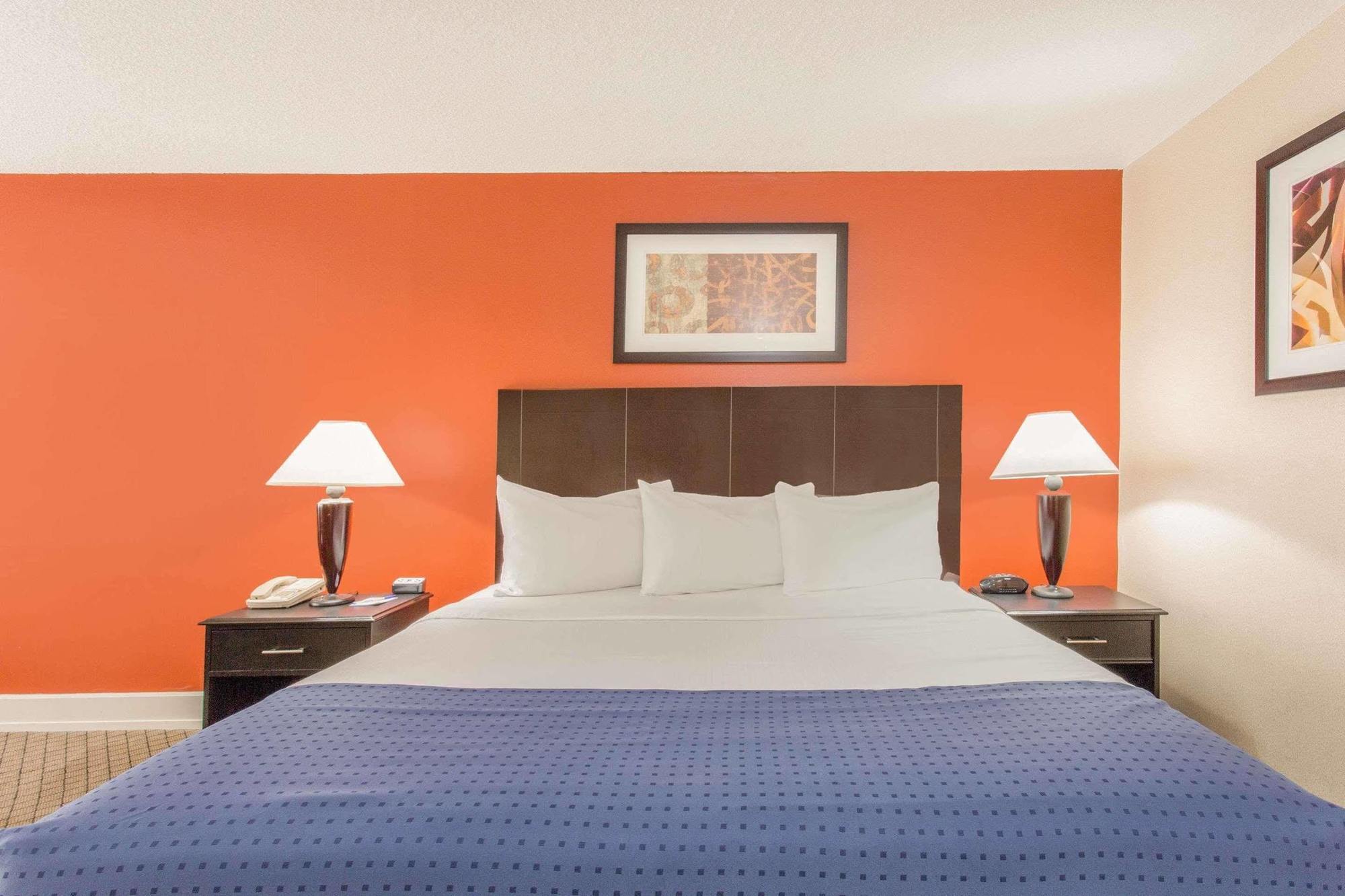 Baymont By Wyndham Fayetteville Fort Bragg Area Exterior photo